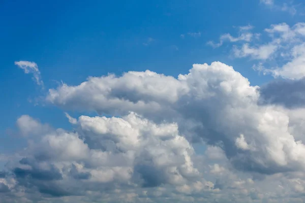 Céu azul fundo com nuvens brancas, natureza — Fotografia de Stock