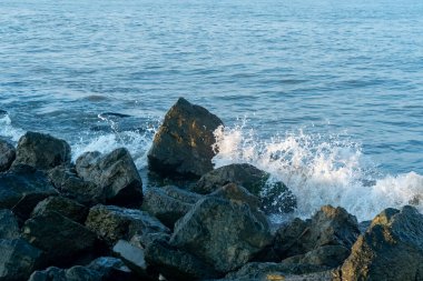 Karadeniz kıyısında, Poti, Georgia 'da deniz dalgaları. Deniz Burnu