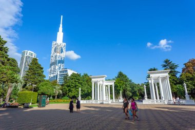 Batumi, Gürcistan - 04 Ağustos 2020: Batumi Bulvarı girişinde beyaz zarif sütunlar. Seyahat