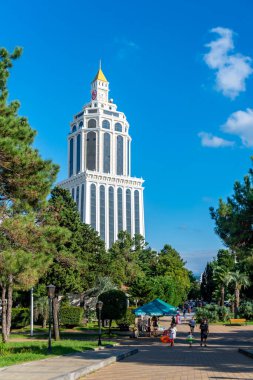 Batumi, Gürcistan - 04 Ağustos 2020: Batumi 'de çeşitli ağaçlarla park. Seyahat