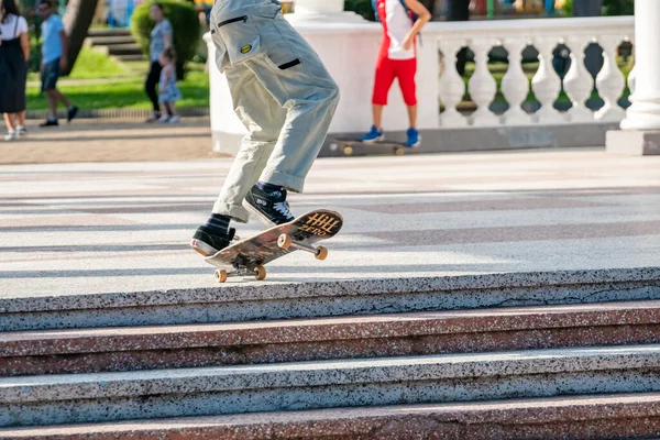 Batumi Georgia 2020 Augusztus Fiatal Gördeszkás Batumi Parkban Utazás — Stock Fotó