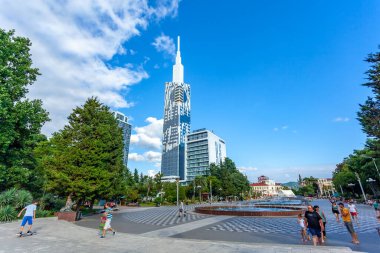 Batumi, Gürcistan - 04 Ağustos 2020: Batumi Bulvarı 'ndaki Teknoloji Üniversitesi binası. Seyahat