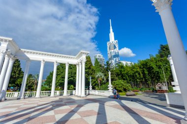 Batumi, Gürcistan - 04 Ağustos 2020: Batumi Bulvarı girişinde beyaz zarif sütunlar. Seyahat