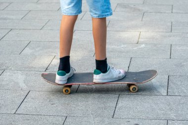 Batumi parkında genç bir kaykaycı, spor hayatı. İnsanlar