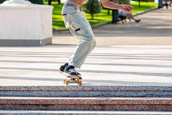 Giovane Skateboarder Nel Parco Batumi Vita Sportiva Persone — Foto Stock