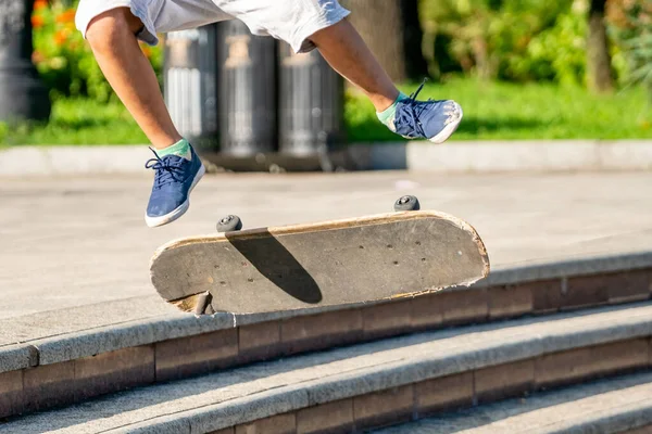 바투미 공원의 스케이트보더 스포츠 사람들 — 스톡 사진
