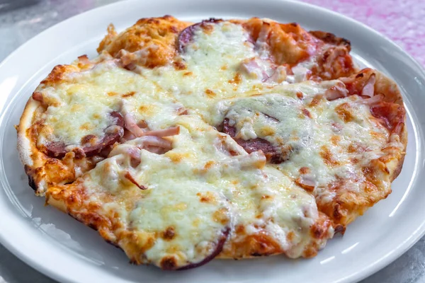 Zelfgemaakte Pizza Met Groenten Salami Mayonaise Voedsel — Stockfoto