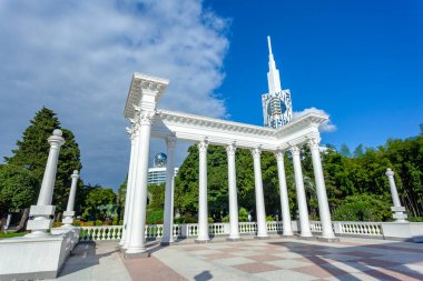 Batumi, Gürcistan - 04 Ağustos 2020: Batumi Bulvarı girişinde beyaz zarif sütunlar. Seyahat