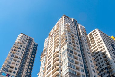 Batumi 'de mavi gökyüzünde yeni bir bina, mimari