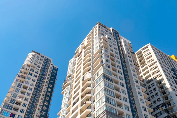 Batumi 'de mavi gökyüzünde yeni bir bina, mimari