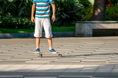 Batumi parkında genç bir kaykaycı, spor hayatı. İnsanlar