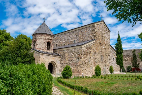 Средневековая православная церковь Зедазены близ Мцхеты, Поездка в Грузию — стоковое фото
