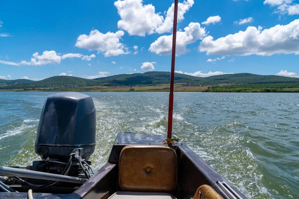 Bazeleti Gölü 'nde yürüyüş için turist teknesi. — Stok fotoğraf