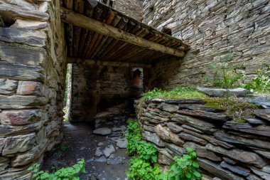 Dağ köyü Shatili 'deki eski kale, Gürcistan' daki ortaçağ şatosunun kalıntıları. Geleneksel mimarinin mirası