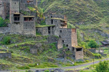 Dağ köyündeki eski kale Shatili, ortaçağ şatosunun kalıntıları.