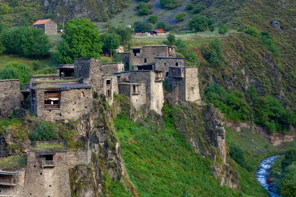 Fortaleza velha na aldeia montesa Shatili, ruínas do castelo medieval — Fotografia de Stock