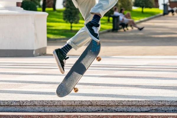 バトゥミ公園の若いスケートボーダー スポーツライフ — ストック写真