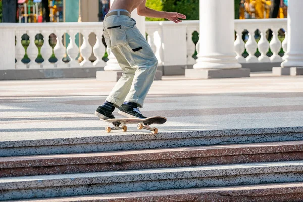 バトゥミ公園の若いスケートボーダー スポーツライフ — ストック写真