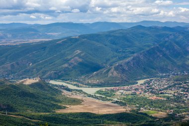Gürcistan 'daki Zedazeni dağından eski Mtskheta kasabasının güzel manzarası. Gürcistan 'ın ilk başkenti ve UNESCO Dünya Mirası sahası
