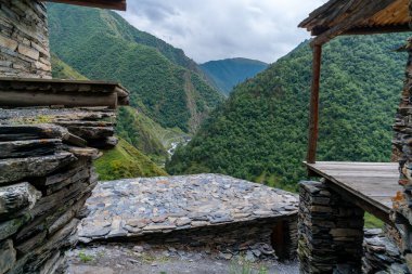 Ortaçağ köyü ve kalesi Mutso harap oldu. Khevsureti Bölgesi, Gürcistan, Kafkasya