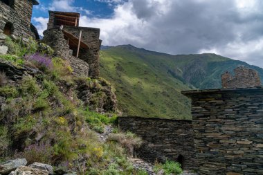 Ortaçağ köyü ve kalesi Mutso harap oldu. Khevsureti Bölgesi, Gürcistan, Kafkasya