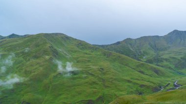 Yukarı Khevsureti, Gürcistan 'daki güzel dağ manzarası. Seyahat