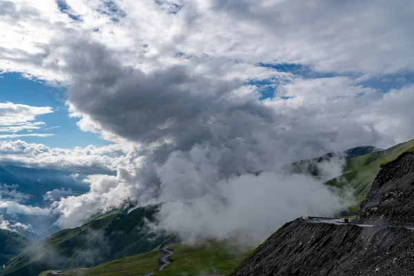 Yukarı Khevsureti, Gürcistan 'daki güzel dağ manzarası. Seyahat