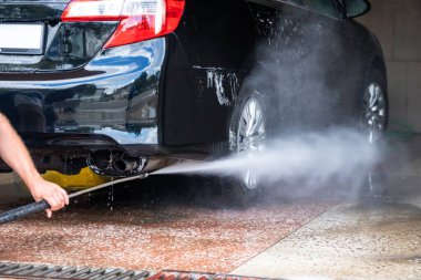 Araba yıkama. Yüksek basınçlı su ve köpüklü temizlik arabası. Ulaşım