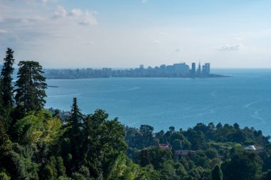 Gün batımında tepeden Batumi 'nin güzel manzarası. Manzara. Georgia