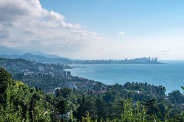 Gün batımında tepeden Batumi 'nin güzel manzarası. Manzara. Georgia