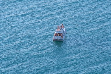 Batumi, Gürcistan 08 Ağustos 2020: Açık denizlerdeki küçük turistik feribot, Karadeniz