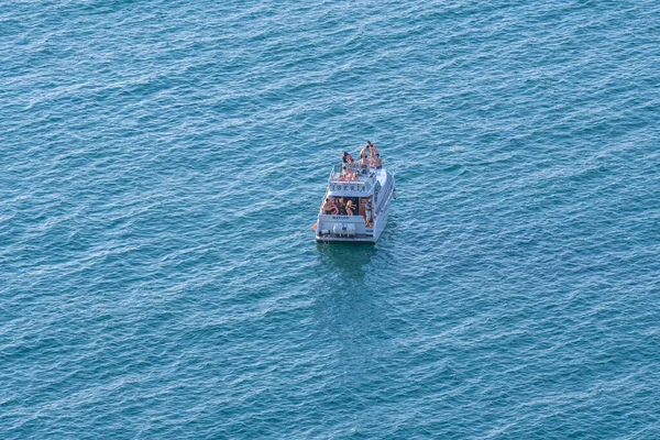 Batumi, Gürcistan 08 Ağustos 2020: Açık denizlerdeki küçük turistik feribot, Karadeniz