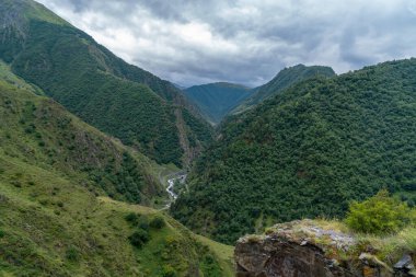Yukarı Khevsureti 'deki güzel dağ manzarası, Gürcistan' a seyahat.