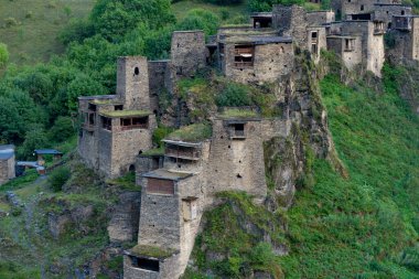 Dağ köyü Shatili 'deki eski kale, Gürcistan' daki ortaçağ şatosunun kalıntıları. Geleneksel mimarinin mirası