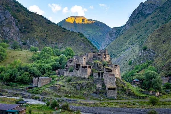 山の村Shatiliの古い要塞 ジョージア州の中世の城の遺跡 伝統的建造物の遺産 — ストック写真