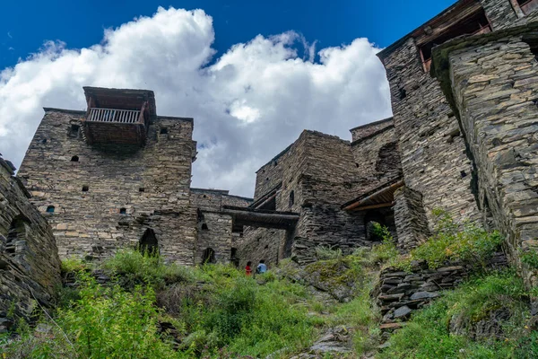 Dağ köyü Shatili 'deki eski kale, Gürcistan' daki ortaçağ şatosunun kalıntıları. Geleneksel mimarinin mirası