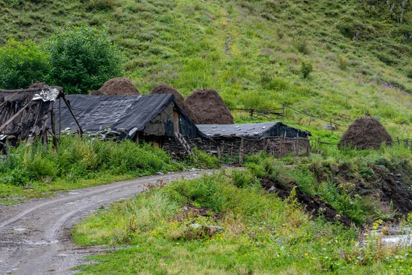Yukarı Khevsureti, Gürcistan 'daki dağlarda eski bir kulübe