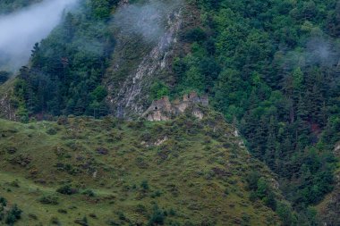 Kacho Kalesi, Yukarı Khevsureti 'deki Kachu Kulesi, Gürcistan' ın dağ bölgesi.