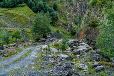 Gürcistan 'ın Yukarı Khevsureti dağlarındaki toprak yol. Kafkaslar