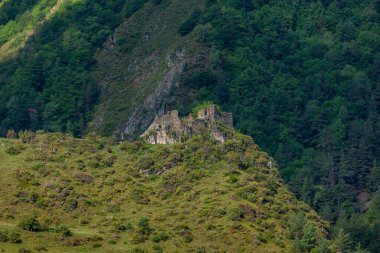 Kacho Kalesi, Yukarı Khevsureti 'deki Kachu Kulesi, Gürcistan' ın dağ bölgesi.