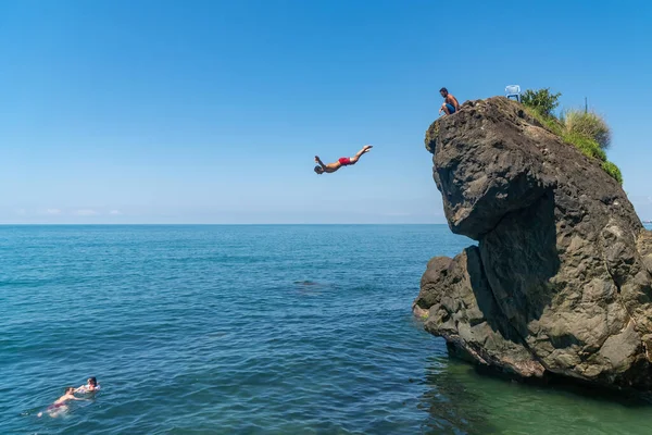 Tsikhisdziri Georgia Agosto 2020 Hombre Saltando Roca Alta Sede Georgia —  Fotos de Stock