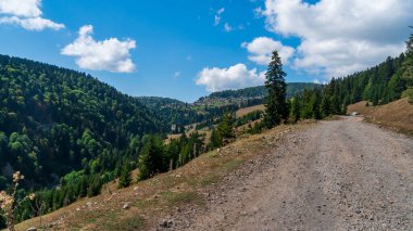 Ajara 'daki güzel dağ manzarası, güzel vadideki köy. Georgia