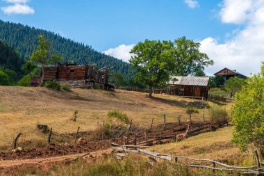 Ajara dağlarındaki köy, terk edilmiş ahşap evler. Georgia