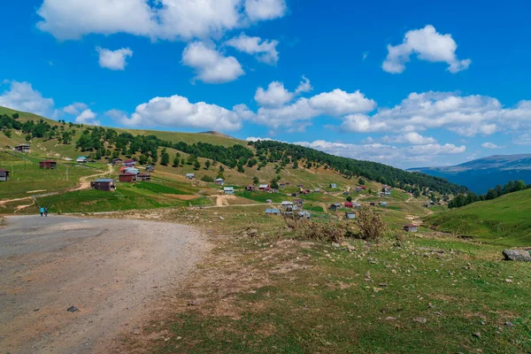 Beau paysage de montagne à Ajara, Village dans belle vallée — Photo