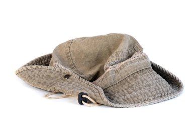 Kafasını ve saçlarını güneşten korumak için beyaz bir şapka.