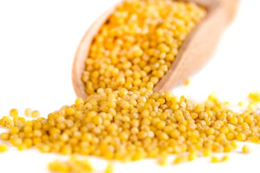 Tahta kaşık ve beyaz darı, yiyecek.