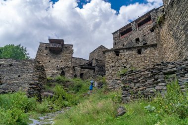 Dağ köyü Shatili 'deki eski kale, Gürcistan' daki ortaçağ şatosunun kalıntıları. Geleneksel mimarinin mirası