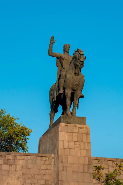 Statue du roi Vakhtang Gorgasali à Tbilissi — Photo