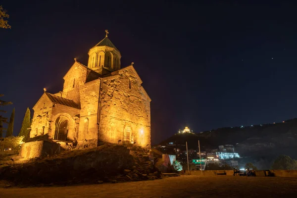 Vista nocturna de la iglesia de Metekhi sobre el río Mtkvari, Tiflis — Foto de Stock