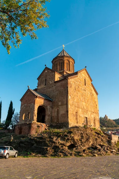 Metekhi kostel starý ortodoxní kostel v Tbilisi. Georgia — Stock fotografie